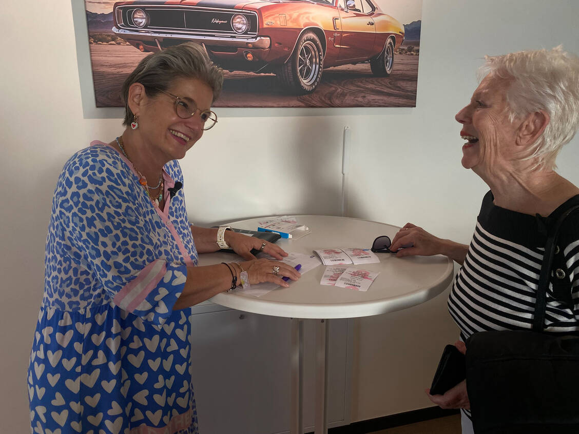 Apothekerin Andrea Prochaska (links) mit Vortragsbesucherin Eva Schneider (rechts). / © PZ/Alexandra Amanatidou