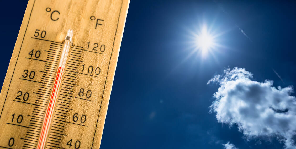Die nächsten Tage bleiben heiß und sonnig – ein guter Sonnenschutz und ausreichend Wasser trinken sind Pflicht. / © Getty Images/SimpleImages