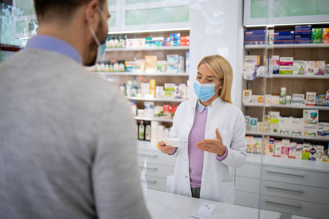 Migränepatienten gehören nicht zuletzt aufgrund der hohen Prävalenz zum alltäglichen Patientenkreis in der Apotheke. Bei der Beratung muss zuerst die Frage geklärt werden, ob der Patient tatsächlich eine Migräne hat. / Foto: Getty Images/Smederevac