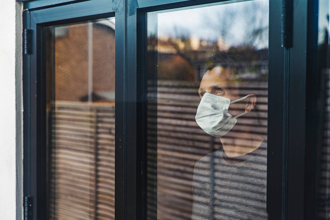 Zuhause bleiben auf Anordnung: Wer infiziert ist oder unter Infektionsverdacht steht, muss in Quarantäne. Wer deshalb nicht arbeiten kann, hat laut Infektionsschutzgesetz  Anspruch auf Entschädigung. Was aber, wenn die Quarantäne durch eine empfohlene Booster-Impfung hätte verhindert werden können? / Foto: Getty Images/Justin Paget