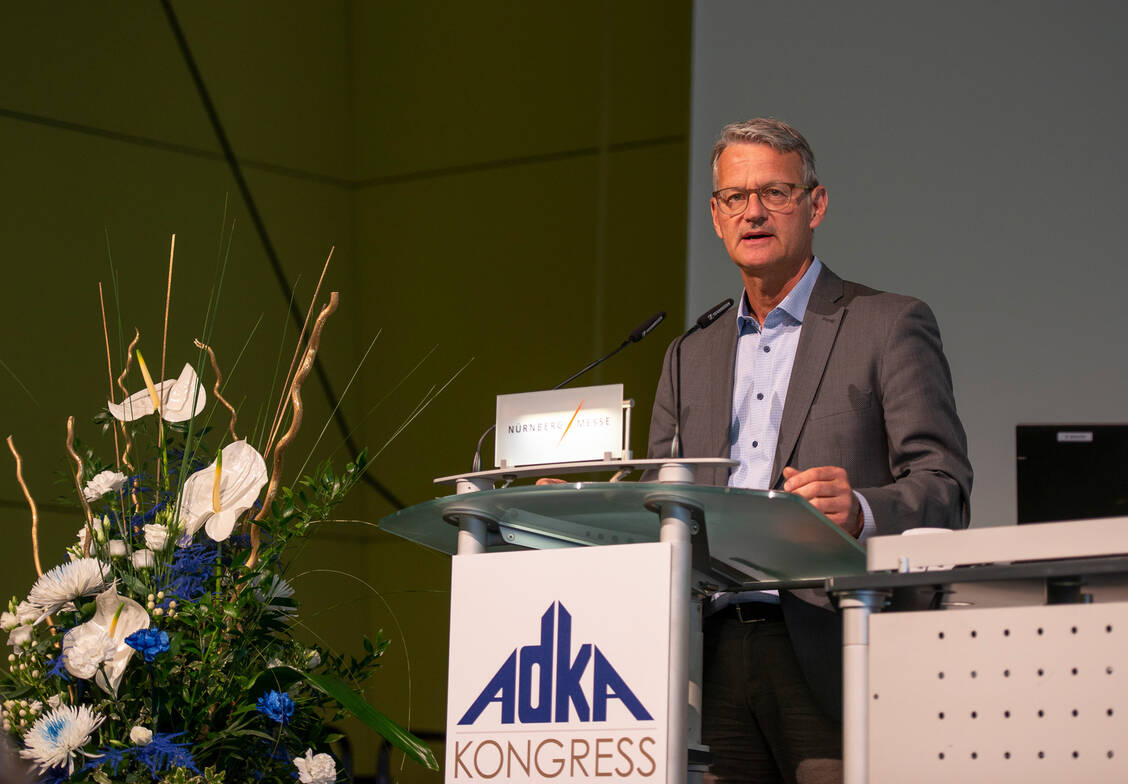 Dr. Gerald Gaß von der Deutschen Krankenhausgesellschaft referierte beim ADKA-Kongress über das Krankenhauszukunftsgesetz. / Foto: Avoxa/Külker