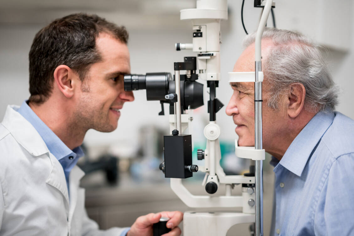 Das Alter ist der wichtigste Risikofaktor für die Entwicklung einer Makuladegeneration. Medikamente können das Fortschreiten der feuchten Form und den Sehverlust meist aufhalten.  Für die trockene Form gibt es keine Therapie – bislang. / Foto: Getty Images/andresr