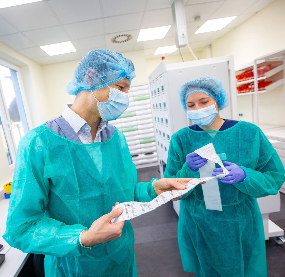 Nicole Sauerberei (rechts) und Dr. Dominic Fenske (links) überprüfen die Medikation am Unit-Dose-System.  / Foto: Helios Klinikum Erfurt/Christian Fischer