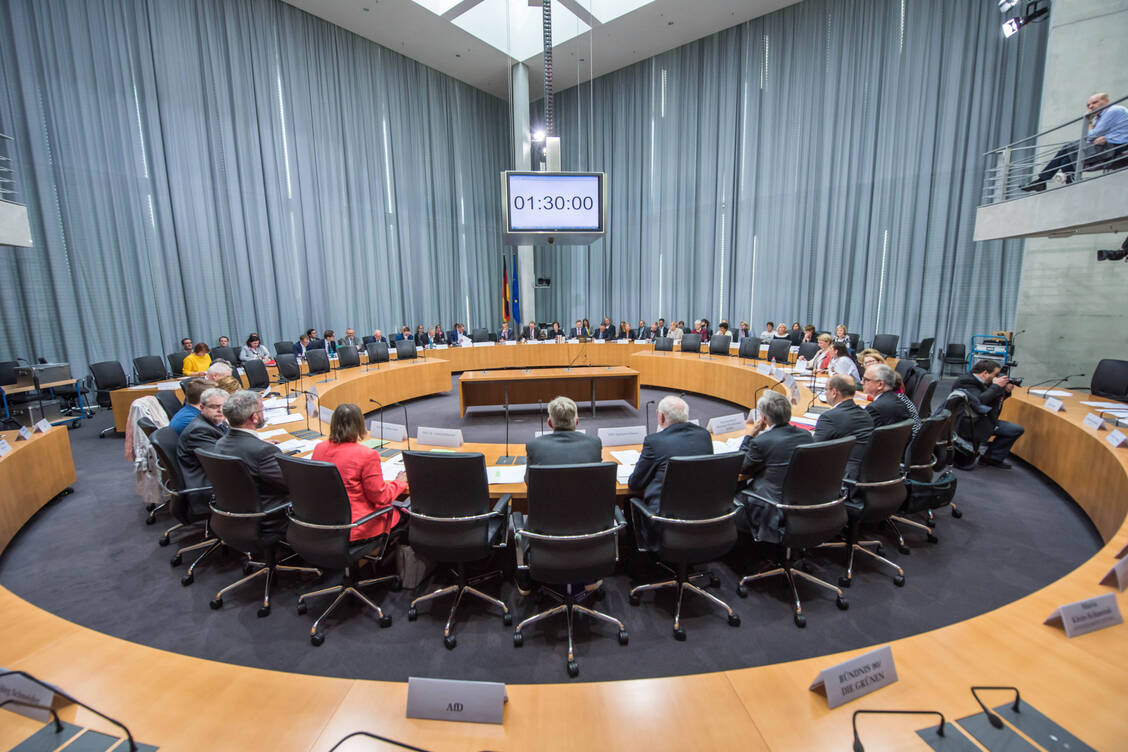 Die Koalitionsfraktionen haben im Gesundheitsauschuss die Vorlage für das GKV-Spargesetz abgesegnet. / Foto: imago/Christian Ditsch