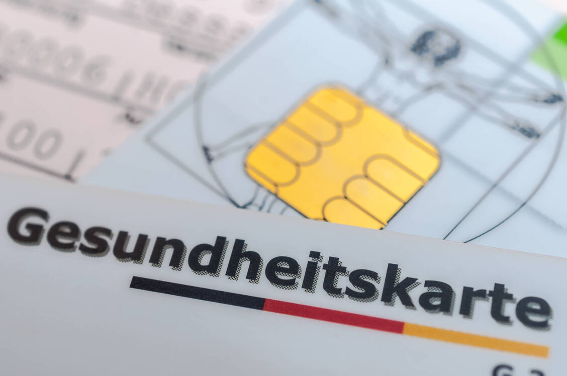 Mit seiner EGK kann der Patient dem Apotheker künftig die Erlaubnis erteilen, offene E-Rezepte abzurufen. / Foto: IMAGO/Zoonar