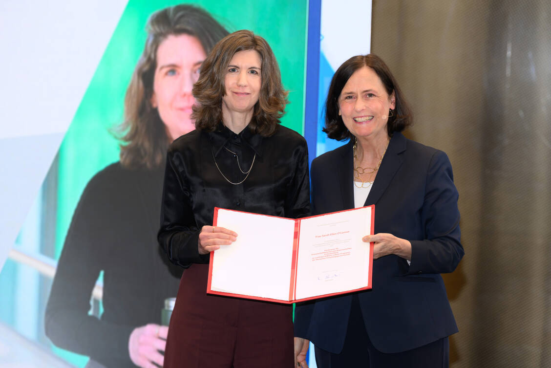 Professorin Dr. Sarah Ellen O’Connor (links) ist einer der Preisträgerinnen des Gottfried Wilhelm Leibniz-Preises 2023. Den Preis überreichte DFG-Präsidentin Professorin Dr. Katja Becker. / Foto: DFG/David Ausserhofer