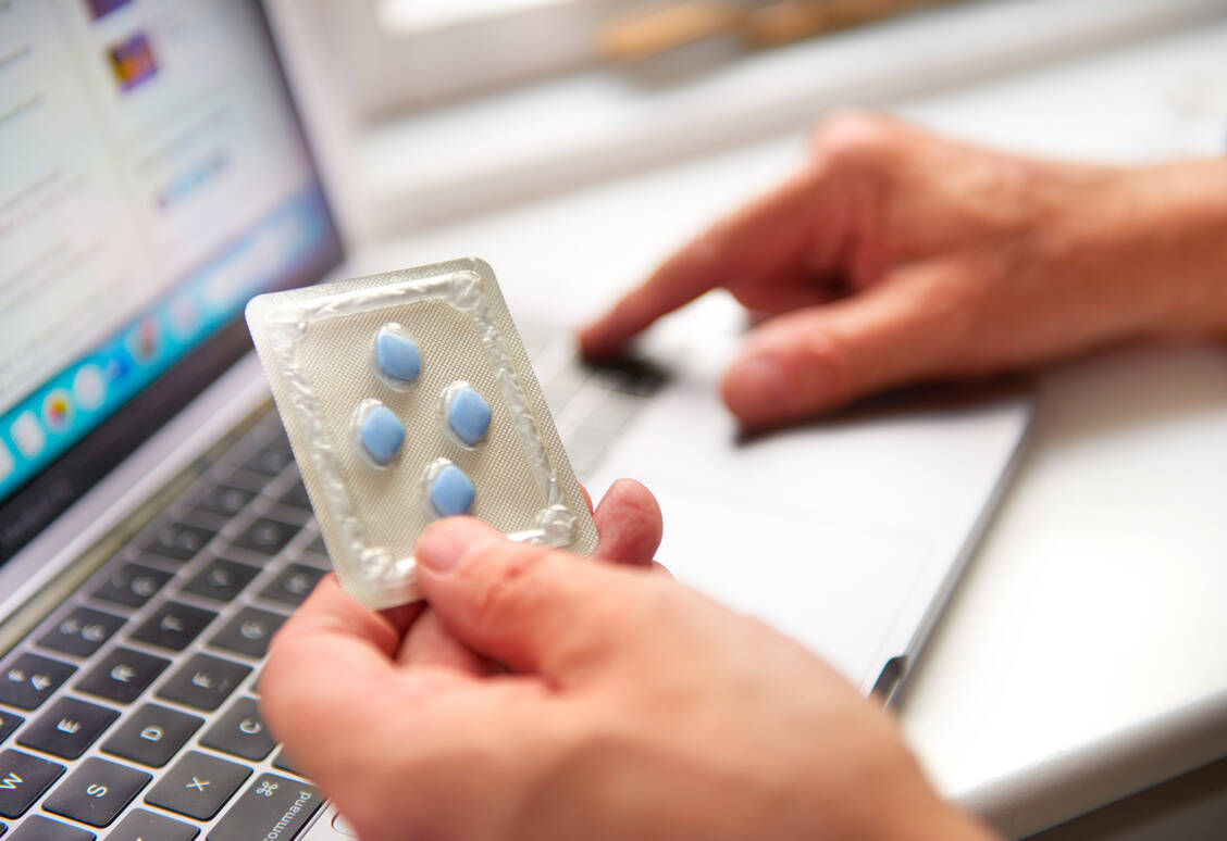 Viagra® zählt zu den am häufigsten gefälschten Arzneimitteln. Die Sachverständigen brachten ein Versandhandelsverbot für PDE-5-Hemmer ins Spiel, um Verbraucher vor gefälschten Präparaten zu schützen und eine angemessene Beratung zu garantieren. / Foto: Getty Images/Peter Dazeley