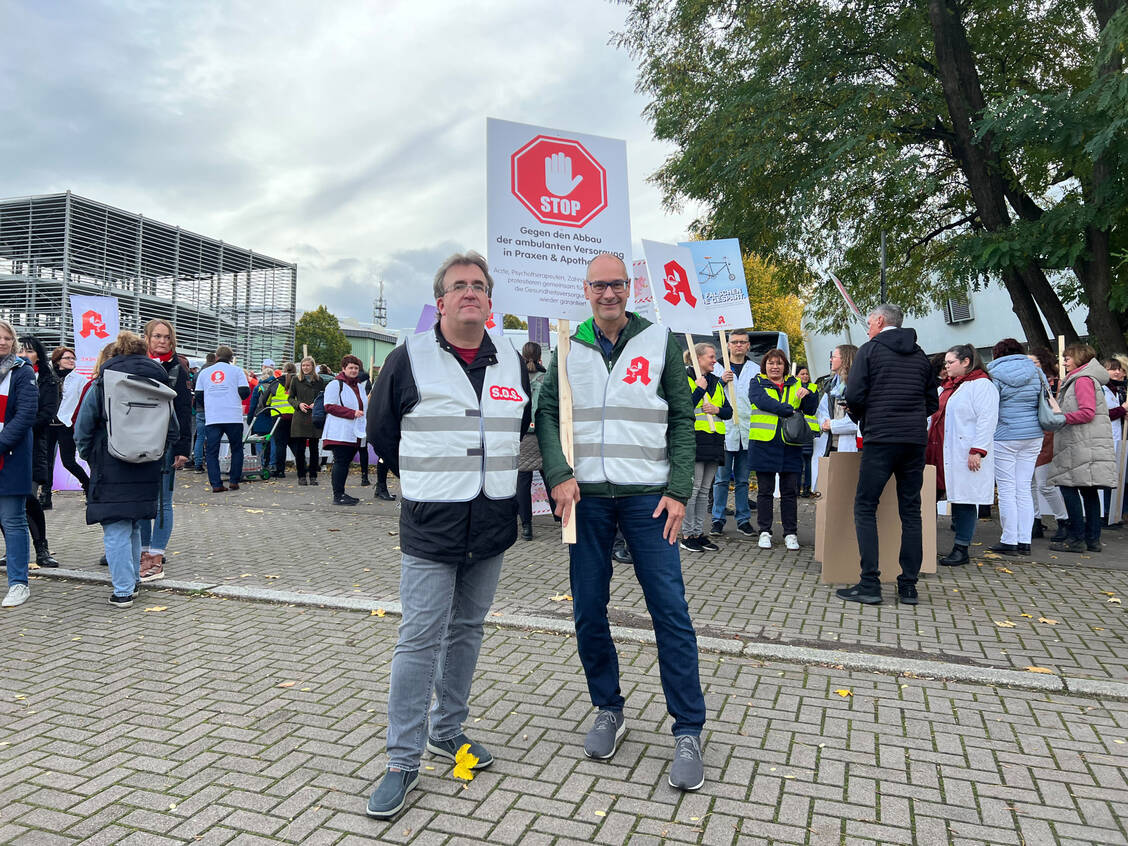 Thüringens Apothekerkammerpräsident Ronald Schreiber und Verbandsvorsitzender Stefan Fink bei der Protestkundgebung der Heilberufe in Erfurt am 1. November 2023. / Foto: PZ/Höhn