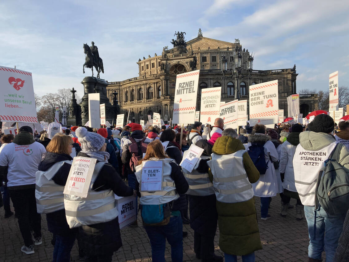 Ein »Weiter so« gibt es nicht mehr: Tausende Apothekenmitarbeitende aus der Region »Ost« kamen heute nach Dresden.  / Foto: PZ/Tebroke
