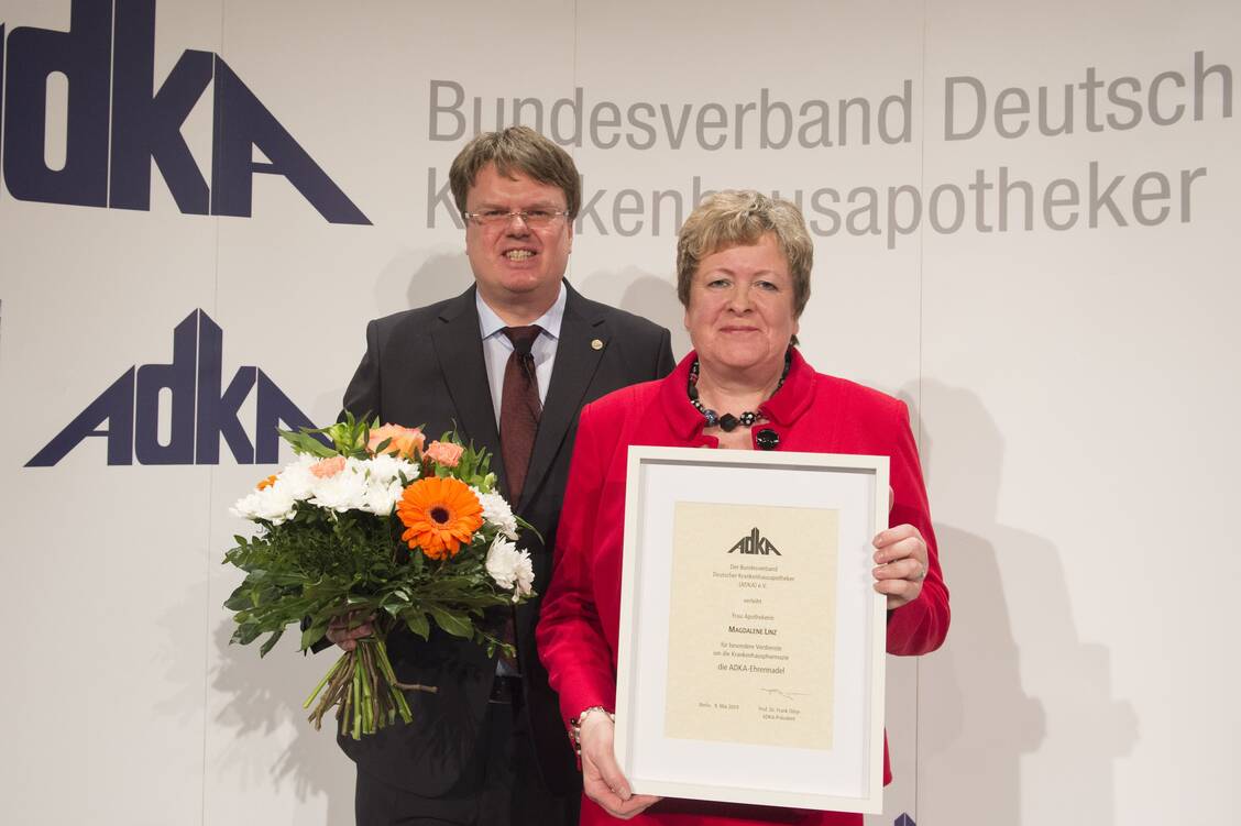 ADKA-Präsident Professor Dr. Frank Dörje verlieh Magdalene Linz, der Präsidentin der Apothekerkammer Niedersachsen, in Berlin die ADKA-Ehrennadel dafür, dass sie sich für die Verankerung von Stationsapothekern im niedersächsischen Krankenhausgesetz stark gemacht hat. / Foto: ADKA