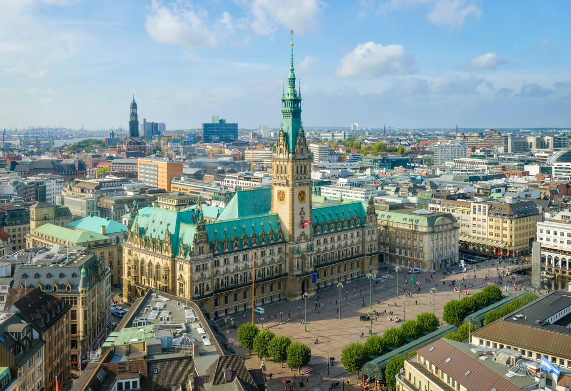 Hamburg hatte Stand 31. Dezember 2023 noch 369 Apotheken für 1,84 Millionen Einwohner – Tendenz weiter fallend. / Foto: Getty Images/ Westend61/ Roy Jankowski