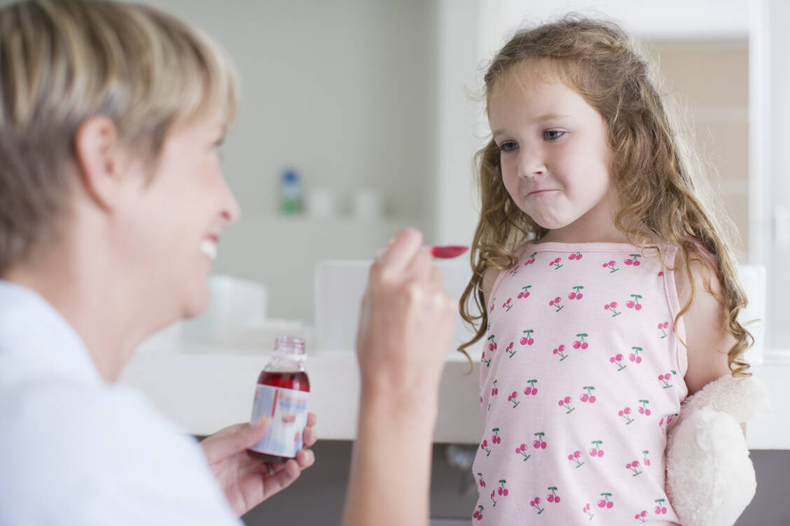 Wenn Kindern das Arzneimittel nicht schmeckt, kann es fast unmöglich sein, sie zur Einnahme zu bewegen. / Foto: Getty Images/Sam Edwards