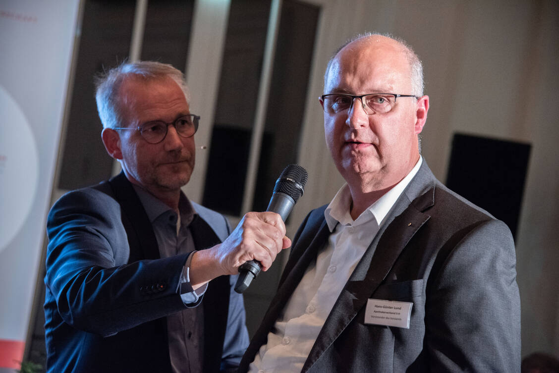 »Mit seinen Reformplänen wird Gesundheitsminister Lauterbach gegen den Willen der Länder und einem großen Teil der Parlamentarier das bewährte, kostengünstige und niedrigschwelligere System der Vor-Ort-Apotheken schwächen«, betonte Hans-Günter Lund, Vorsitzender des AV Schleswig-Holstein. / Foto: Thomas Eisenkraetzer