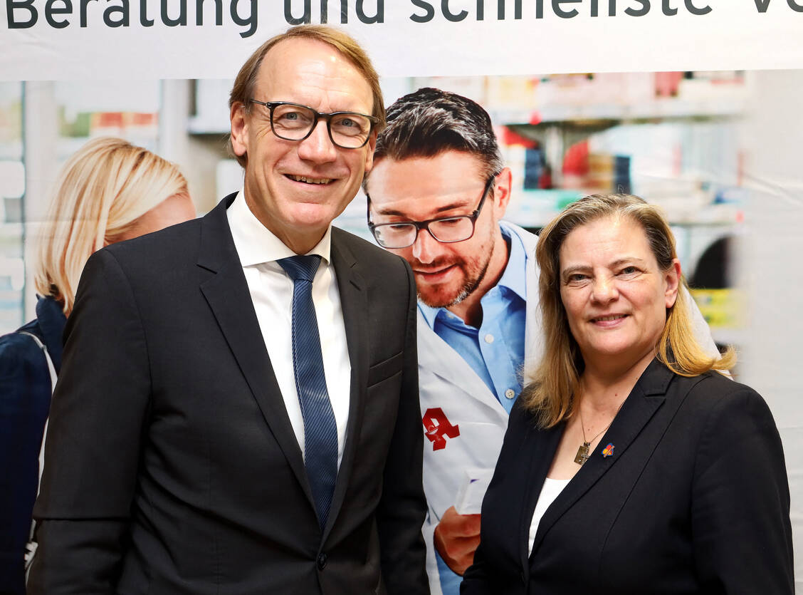 Mit Blick auf Lieferengpässe hat die Parlamentarische Staatssekretärin Sabine Weiss gegenüber dem AVNR-Vorsitzenden Thomas Preis die Apotheker gelobt.  Durch ihre Kommunikation mit dem Arzt trügen sie dazu bei, dass aus Engpässen keine Versorgungsprobleme entstünden. / Foto: Alois Müller