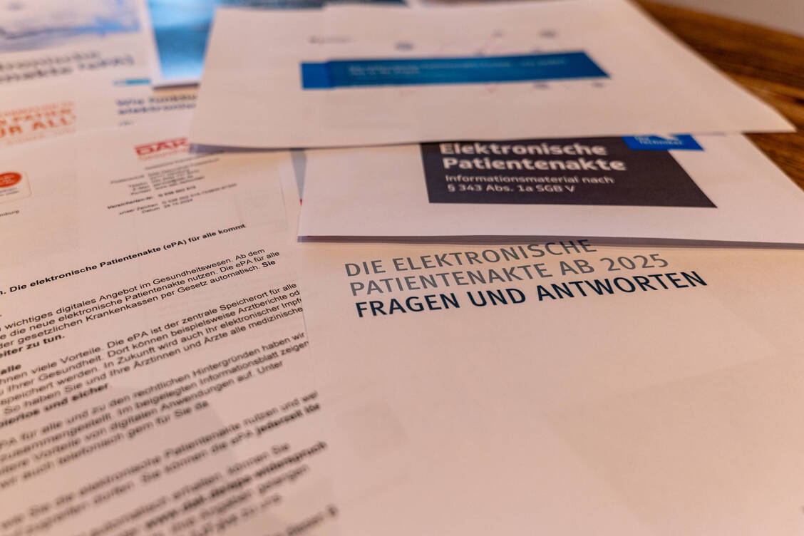 Die Krankenkassen informieren ihre Versicherten über die neue Patientenakte.  / © IMAGO/onemorepicture