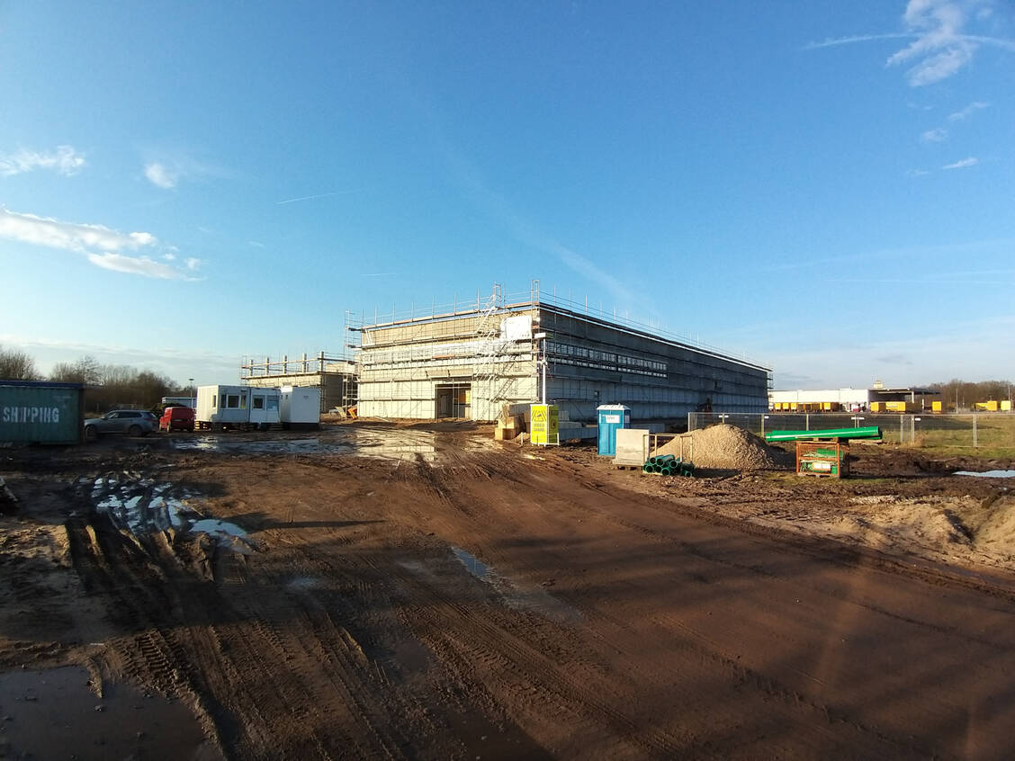 In Neumünster will Aphria am Ende des Jahres in diesem Gebäude die erste Charge Medizinalcannabis ernten. Die Zeit läuft. / Foto: Aphria Deutschland/Sven Kotulla