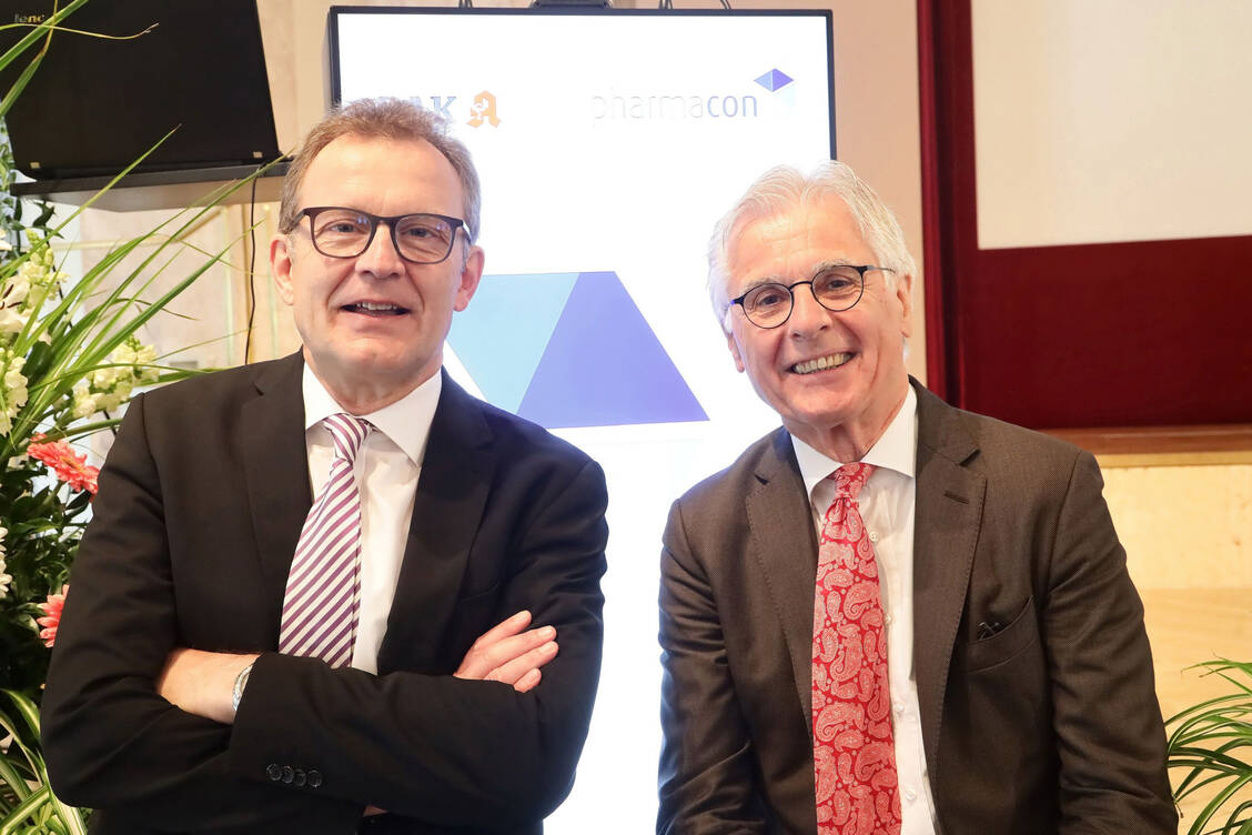 Professor Dr. Manfred Schubert-Zsilavecz (links) und Professor Dr. Theo Dingermann stellen sich ab morgen regelmäßig den Fragen der Apotheker zu SARS-CoV-2 und Covid-19. / Foto: PZ /Alois Müller