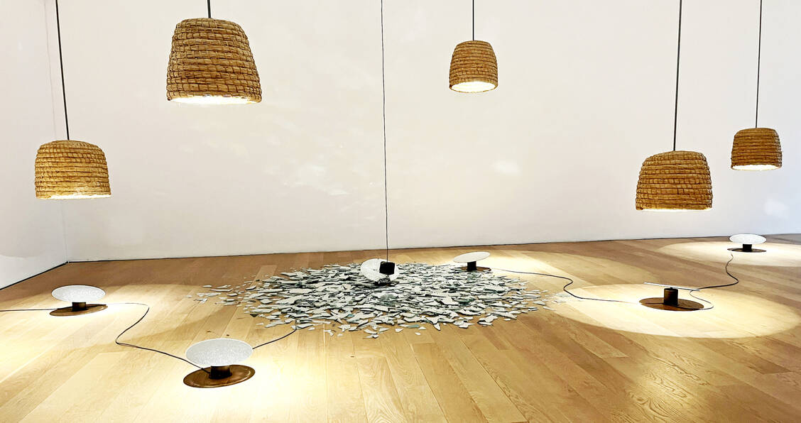 Verlassene Bienenkörbe in einer unsicheren Welt: Installation »Bee’s Planetary Map« von Rebecca Horn, 1998. / © Museum Wiesbaden