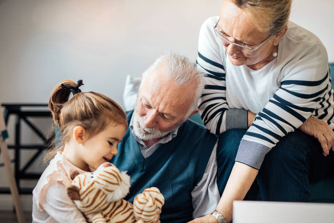 Nicht nur Kinder, auch Eltern und Großeltern brauchen einen zuverlässigen Impfschutz. Darauf sollte das Apothekenteam immer wieder hinweisen. / © Shutterstock/bbernard