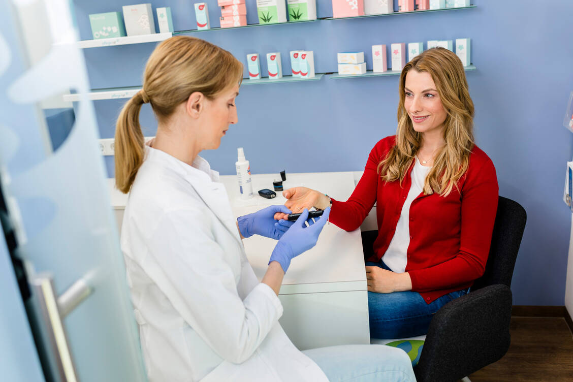 Apotheker bieten bereits viele pharmazeutische Dienstleistungen wie das Messen von Blutzuckerwerten an. Um das Leistungsspektrum in der Offizin noch zu erweitern, plant ein Schweizer Telemedizin-Anbieter eine Anbindung der Apotheke an eine sogenannte »Mini Clinic«. / Foto: ABDA