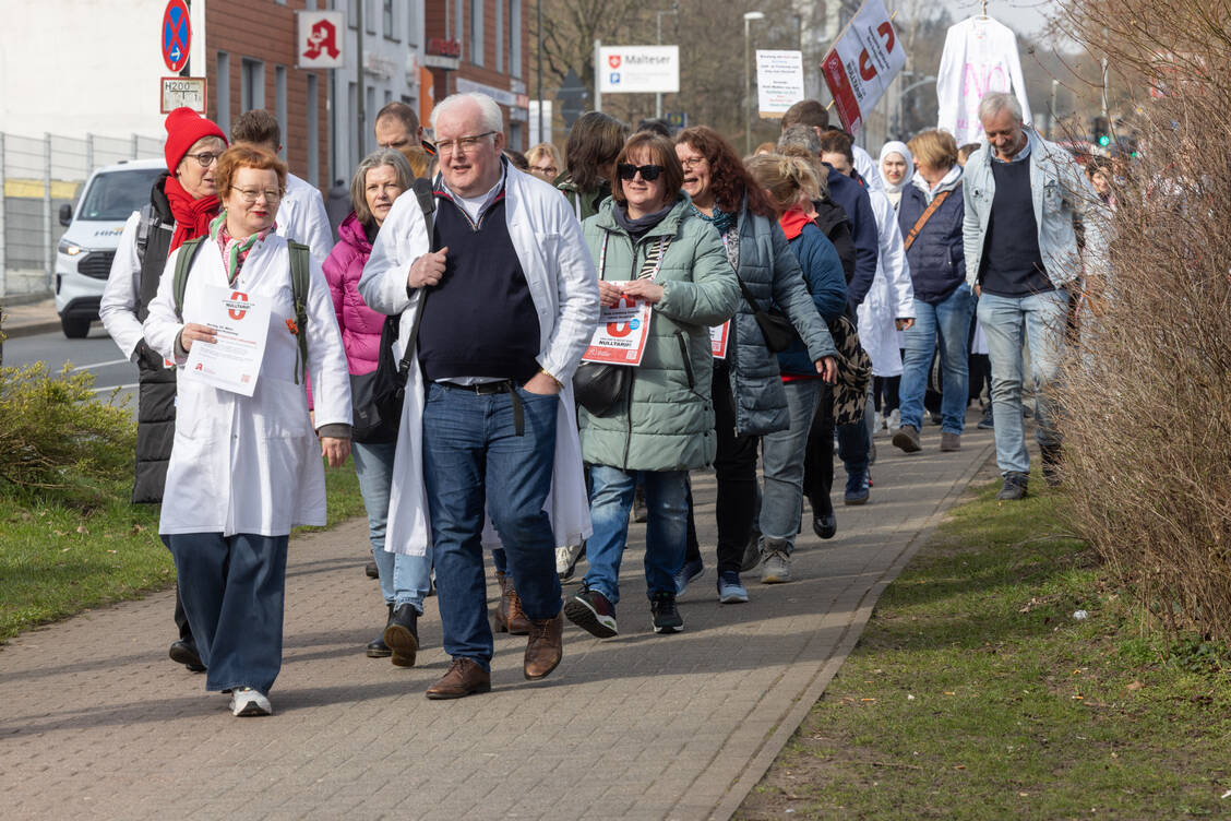 Der Protestmarsch war zwar nur ein kurzer, führte aber symbolisch von der einzigen geöffneten Apotheke Flensburgs bis zum Arbeitsamt. / © Förde-Fotograf Udo Fischer