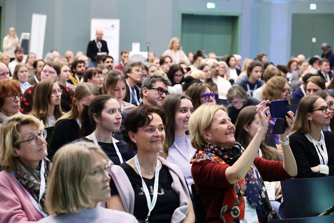 Zahlreiche Punkte auf einmal kann man sich bei mehrtägigen Fortbildungskongressen wie hier dem Pharmacon Schladming im Januar 2026 holen. / © PZ/Alois Müller