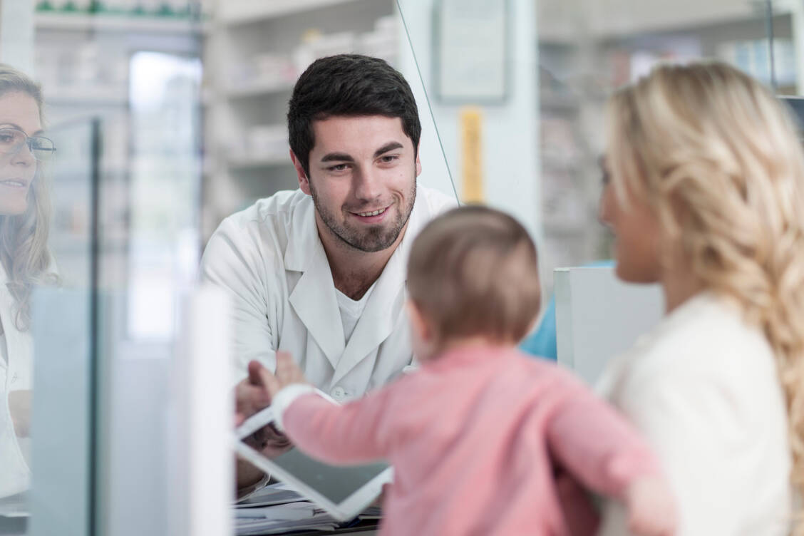 Für Gesundheit und Sicherheit von Anfang an sorgen die Apotheken vor Ort, von denen sich viele auch als »babyfreundliche Apotheke« qualifiziert haben. / Foto: Getty Images/Westend61
