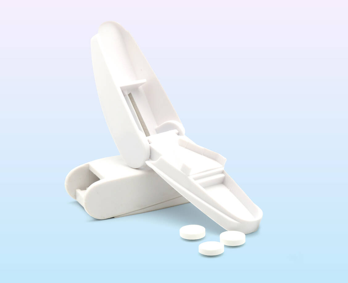 Für die Teilung von Tabletten gibt es zahlreiche Hilfsmittel. Die Ergebnisse unterscheiden sich deutlich. / © Shutterstock/Panu Ruangjan