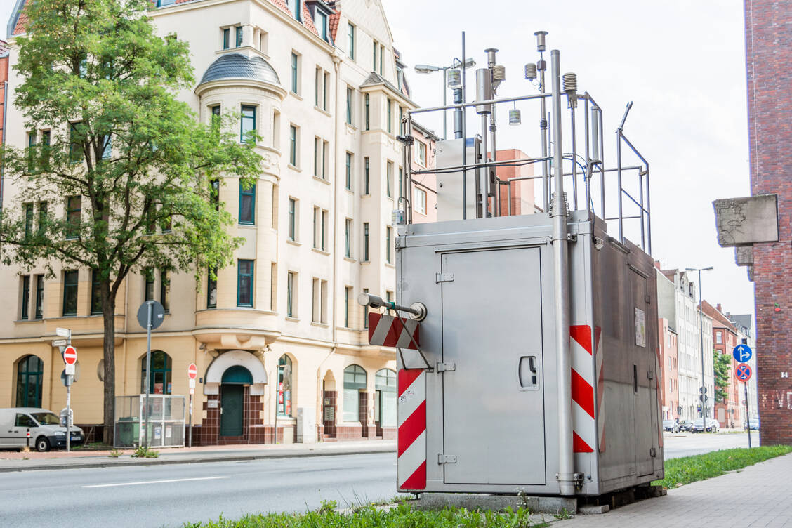In vielen Innenstädten registrieren solche Messstationen die Feinstaub- und Stickoxid-Werte. / Foto: Adobe Stock/endstern