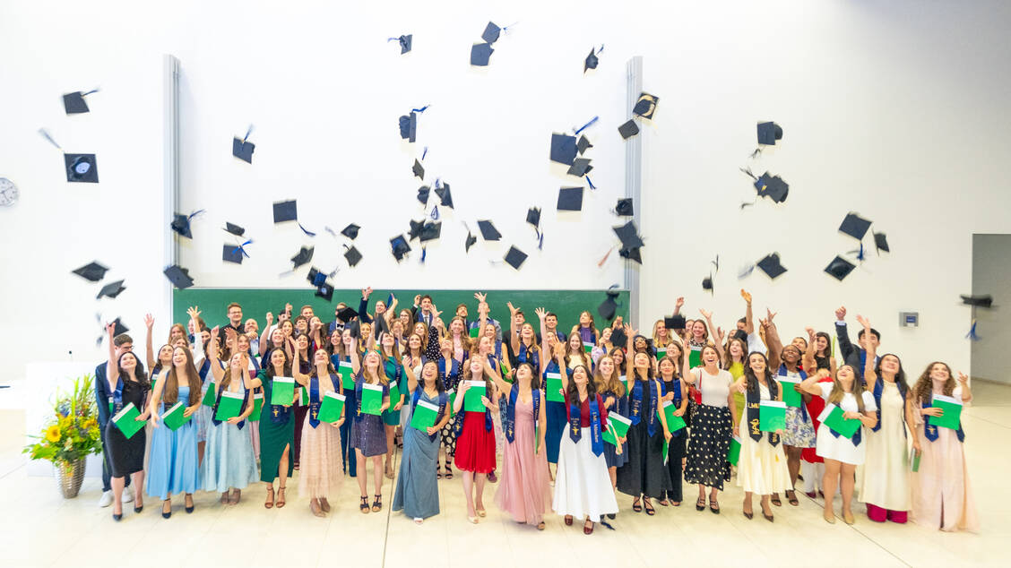 Hurra, wir haben es geschafft! Bei der Akademischen Abschlussfeier jubelten die Absolventinnen und Absolventen der Pharmazie-Studiengänge an der LMU. / © Andreas Schebesta