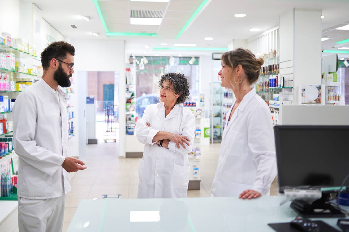 Das Apothekenteam sollte nicht nur fachliche Probleme, sondern auch schwierige Beratungssituationen miteinander besprechen. Wichtig ist es, auf Diskriminierung von Patienten zu achten und Lösungen zu suchen. / Foto: Getty Images/Abraham Gonzalez Fernandez