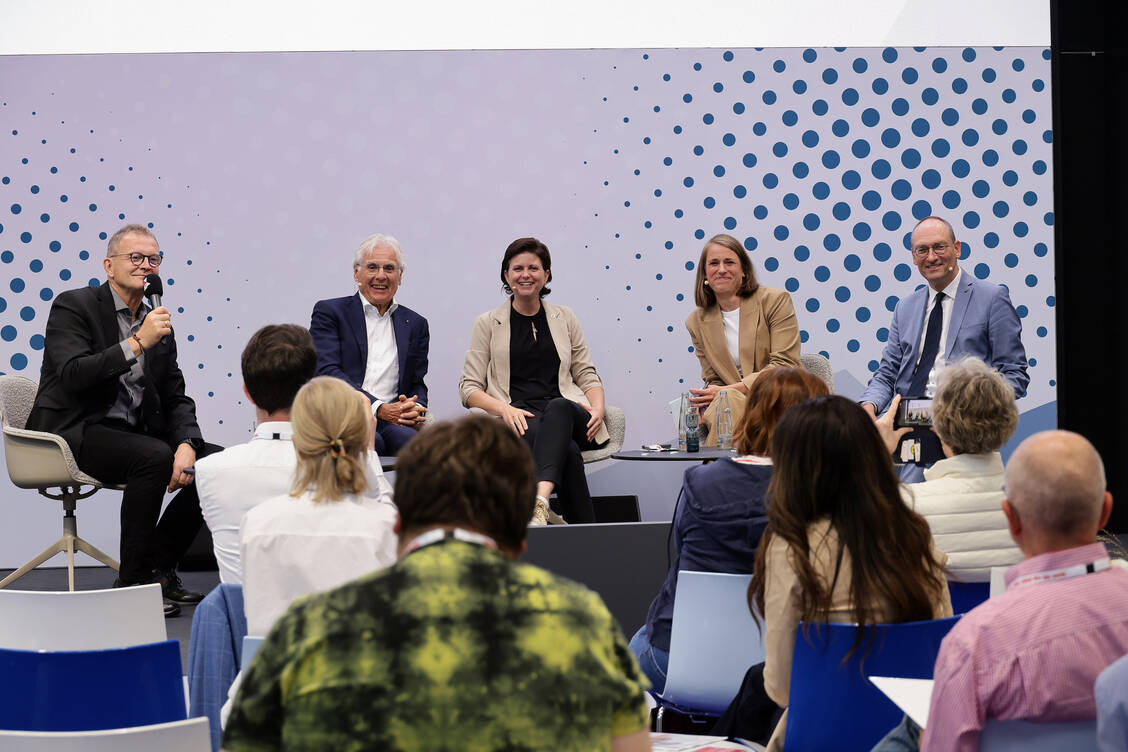 Professor Dr. Manfred Schubert-Zsilavecz, Professor Dr. Theo Dingermann, Franziska Scharpf, Dr. Janka Schulte-Michels und Bernhard Seidenath (v. l.) diskutierten über Strategien, wie die Impfquote erhöht werden kann. / © PZ/Alois Mueller