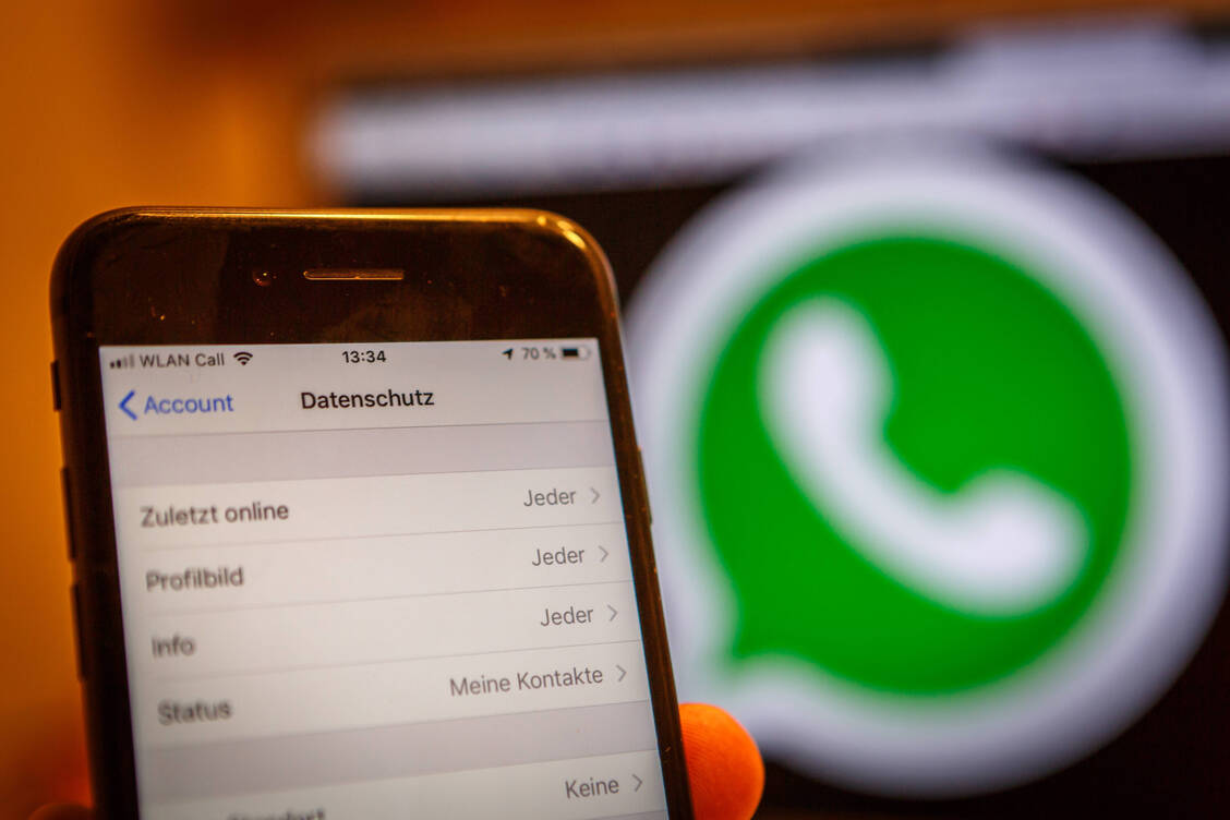 Behandlungsinterna via WhatsApp verschicken? Gesundheitsfachkräfte präferieren sichere Lösungen und Standards – für den Normal- und den Katastrophenfall. / © Imago / Rüdiger Wölk