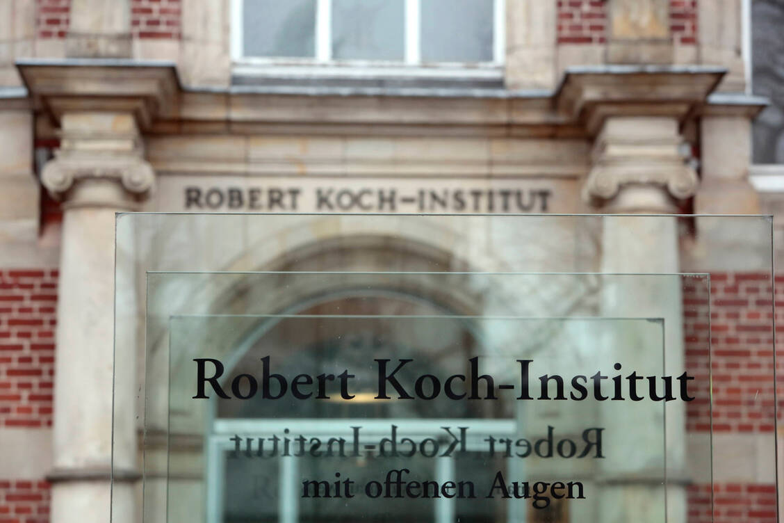 Mitte Januar hatte das Bundesgesundheitsministerium (BMG) nach Vorgaben des Robert-Koch-Instituts (RKI) den Genesenenstatus von sechs auf drei Monate verkürzt. / Foto: Imago Images/Reiner Zensen