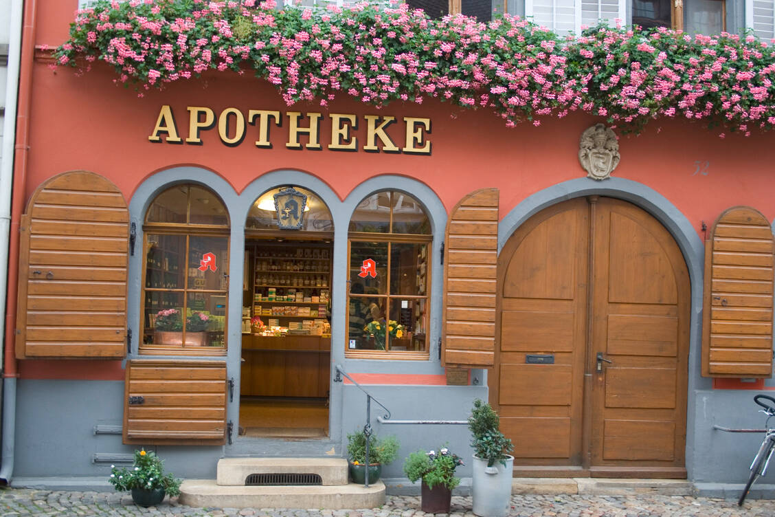Eine wohnortnahe Versorgung ist eine tragende Säule des Gesundheitssystems und ein wichtiger Standortfaktor. Doch nicht jeder in Deutschland kann die nächste Apotheke zu Fuß erreichen.  / Foto: Adobe Stock/Heinz Schiffer