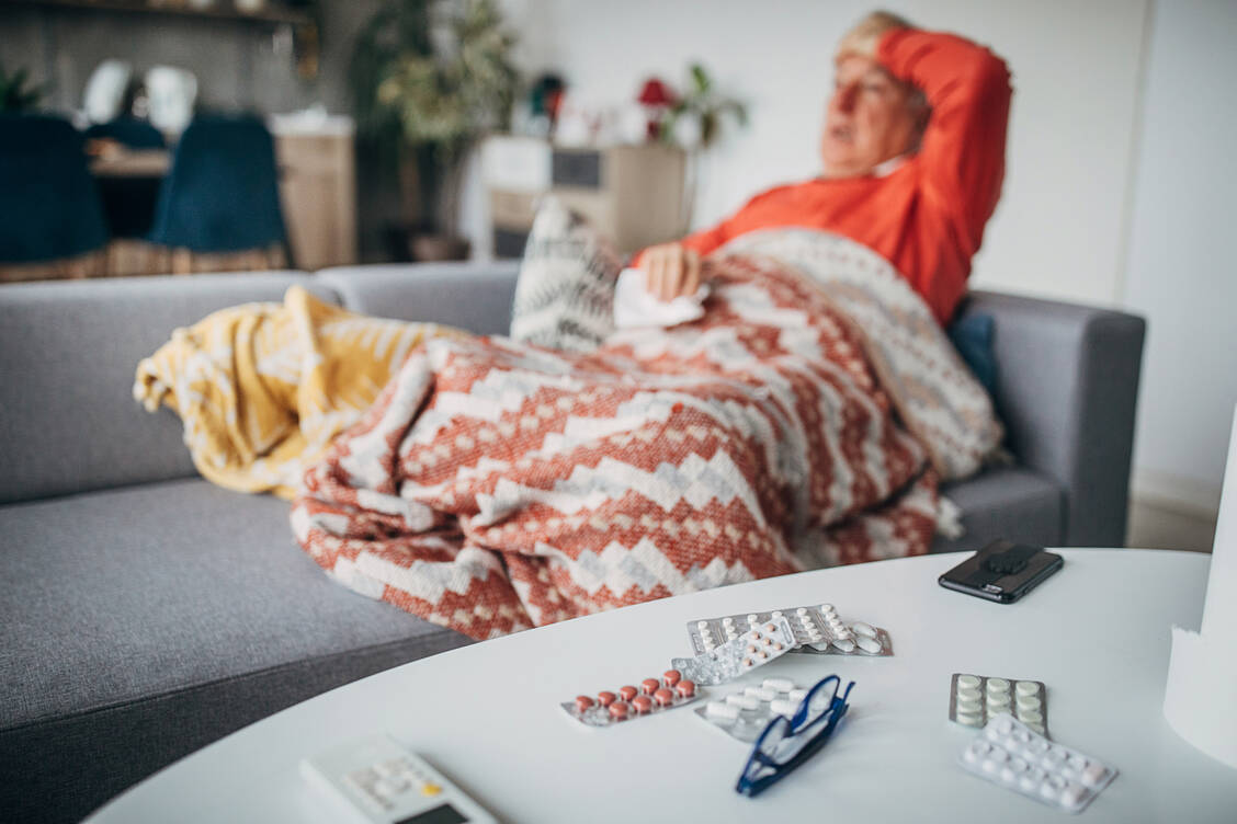 Corona-Patienten mit Risiko-Patienten für einen schweren Verlauf wie ältere Menschen sollten die Infektion ernst nehmen, gut auskurieren und Paxlovid verordnet bekommen. / Foto: Getty Images/South_agency
