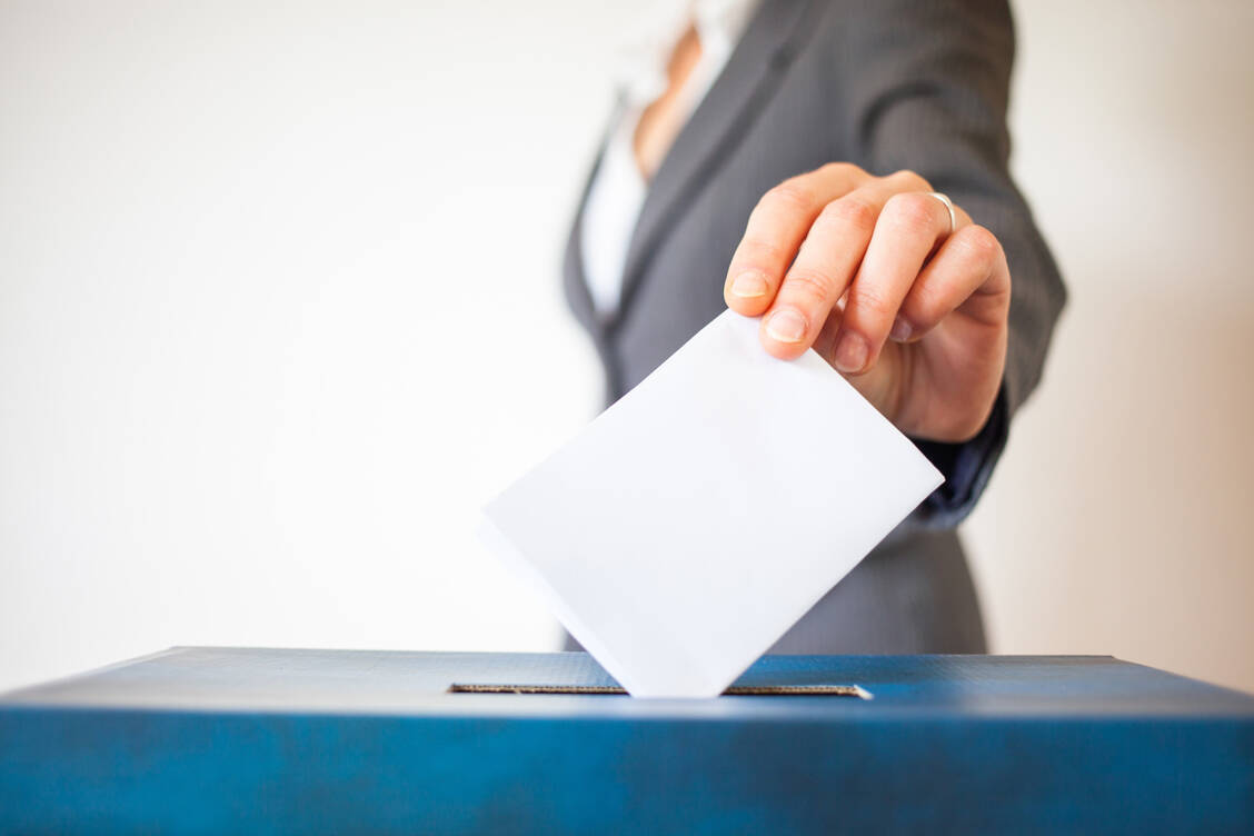 Rund 52 Millionen Deutsche können bei den Sozialwahlen abstimmen. Dafür müssen sie Mitglieder der fünf Ersatzkassen oder der Deutschen Rentenversicherung Bund sein. / Foto: Adobe Stock/Melinda Nagy