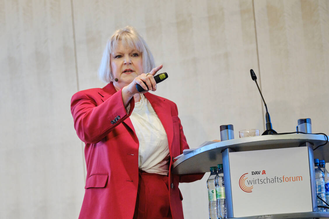 Claudia Korf, ABDA-Geschäftsführerin Ökonomie, bei der Vorstellung des Wirtschaftsberichts 2023. Die Entwicklung sei »hoch kritisch«, warnte sie. / Foto: André Wagenzik