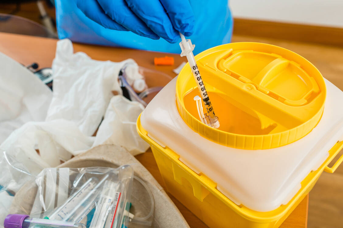 Spritzen müssen natürlich weiterhin in geeigneten Abfallbehältern für infektiöses Material entsorgt werden. Der Verpackungsmüll dagegen kann gemäß Mülltrennung dem Recycling-Kreislauf zugefügt werden. / Foto: Adobe Stock/Mikel Allica