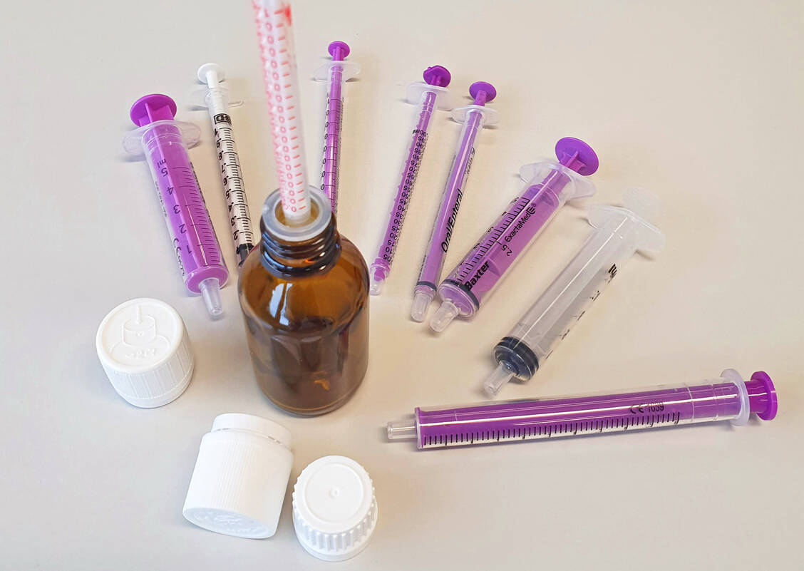 Mit Braunglasflaschen GL 18  wurde der Sitz von drei Steckeinsätzen in der Flaschenmündung, der Sitz der Kolbenpipette im Steckeinsatz und das anschließende Aufziehen verschiedener Trägermedien an jeweils neun unterschiedlichen Kolbenpipetten geprüft. / Foto: Foto: DAC/NRF, ZL