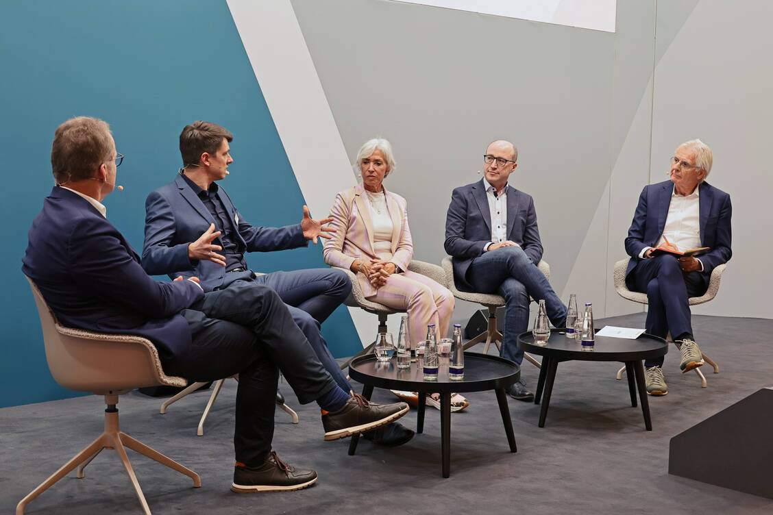 Professor Dr. Manfred Schubert-Zsilavecz, Sven Lobeda, Dr. Christiane Neubaur, Professor Dr. Robert Fürst und Professor Dr. Theo Dingermann (v.l.) diskutierten über Cannabis in der Pharma-World. / © PZ/Alois Müller