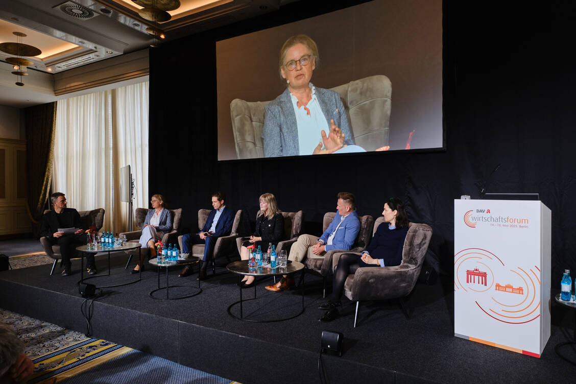 PZ-Chefredakteur Alexander Müller diskutierte mit Sabine Haul, Jan-Niklas Francke, Claudia Korf, Florian Fuhrmann und Anne Sophie Geier (v.l.n.r.). / © DAV-Wirtschaftsforum / André Wagenzik