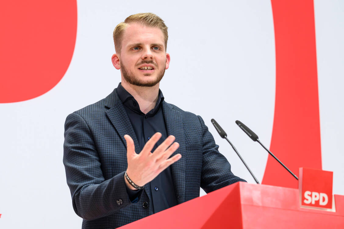 Die Diskussion um eine höhere Beitragsbemessungsgrenze bei GKV-Beiträgen hat neues Futter bekommen. Leistungskürzungen und Kostendeckelungen lehnt der designierte SPD-Generalsekretär Tim Klüssendorf ab. / © Imago/HMB-Media