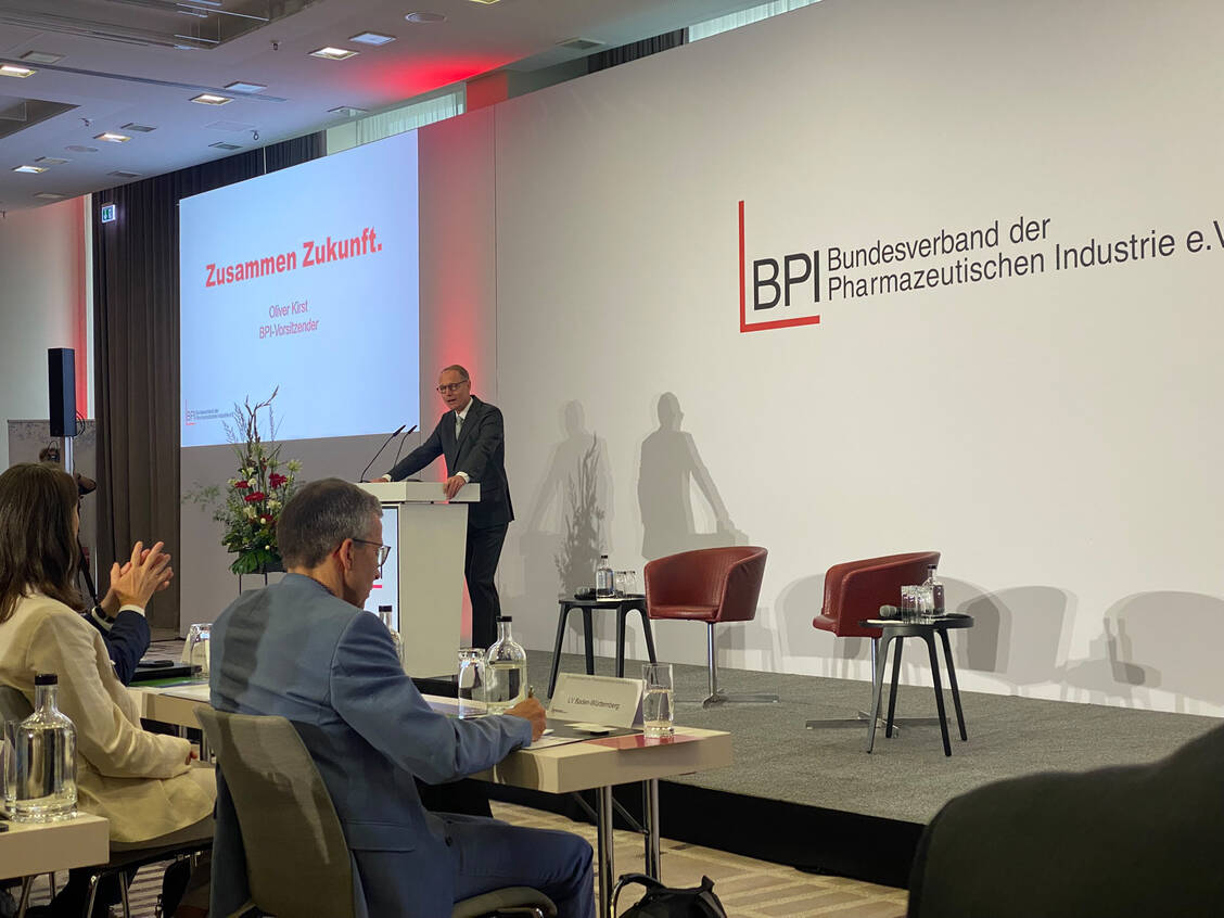 Der BPI-Vorsitzende Oliver Kirst unterstrich die Bedeutung des Pharmadialogs. / © PZ/ Alexandra Amanatidou