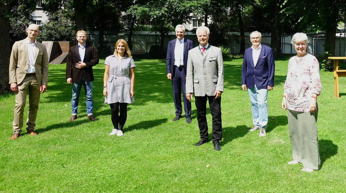 Der neu gewählte Vorstand von Apotheker Helfen (von links): Dr. Christoph Sturm, Maximilian Lernbecher, Alexandra Enter, Dr. Hans-Peter Hubmann, Thomas Benkert, Joachim Niermann und Brigitte M. Gensthaler / Foto: Apotheker Helfen