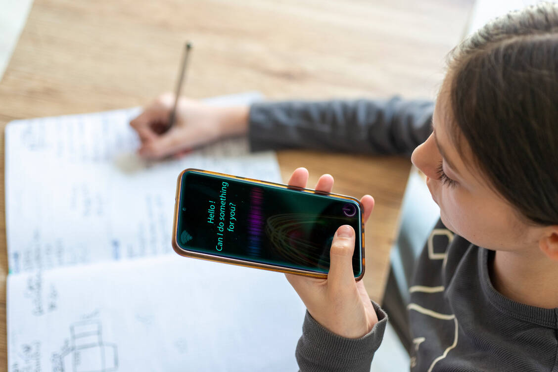 Der Einsatz von künstlicher Intelligenz in der Lehre ist umstritten und birgt auch Risiken. / © Getty Images/ Francesco Carta fotografo