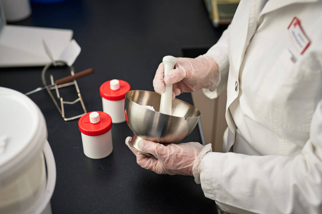 Dexpanthenol wird lokal zur Förderung der Epithelisierung und Beschleunigung der Wundheilung angewendet. Im DAC/NRF-Werk ist eine hydrophile Dexpanthenol-Creme mit der Grundlage Basiscreme DAC standardisiert. / © Getty Images/Uwe Krejci