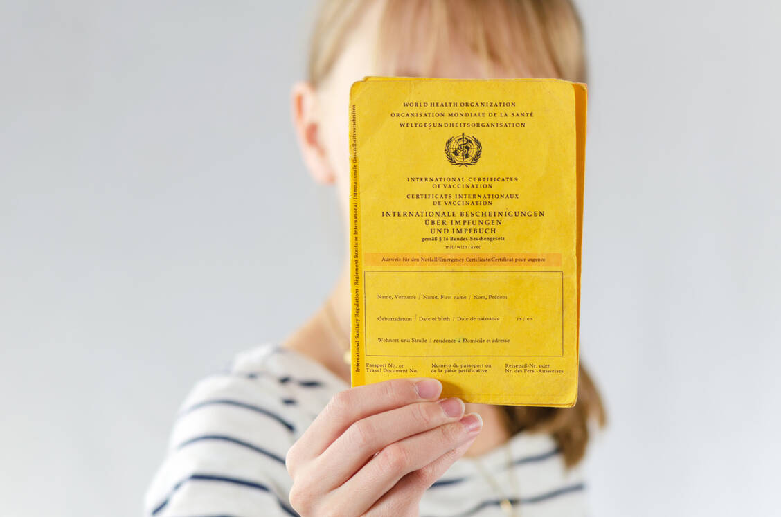 In Deutschland sind derzeit Impfungen gegen 15 Erkrankungen im Kindes- und Jugendalter vorgesehen; in den USA 18. Zusätzlich sind es Impfungen gegen Hepatitis A, Grippe und Covid-19. / © Adobe Stock/Corri Seizinger