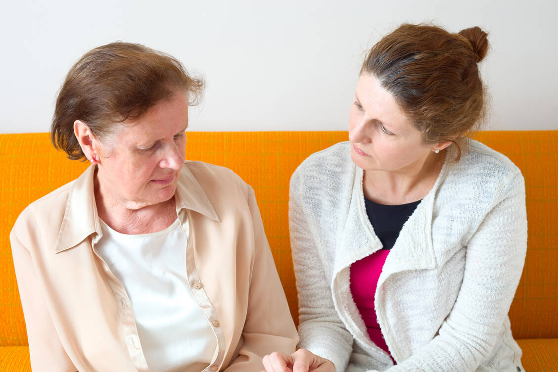 Ob Nebenwirkungen einer Therapie akzeptabel sind, ist eine sehr persönliche Entscheidung, die Patienten und Angehörige oft gemeinsam treffen. / © Adobe Stock/rainbow33