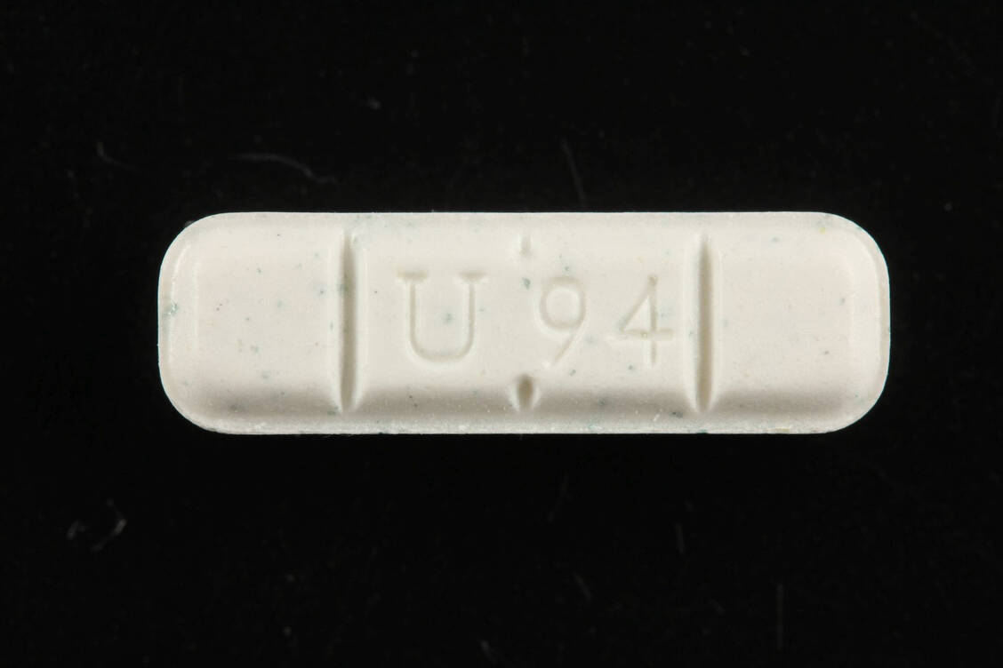 Diese gefälschte Xanax-Tablette enthielt kein Alprazolam. Stattdessen wurden Nitazene, Oxycodon und Paracetamol darin gefunden. / © DIZ